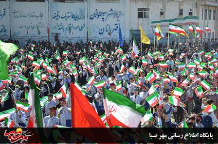 اجرای همخوانی سرود سلام فرمانده با حضور دانش آموزان دهه هشتادی و نودی در میانه.