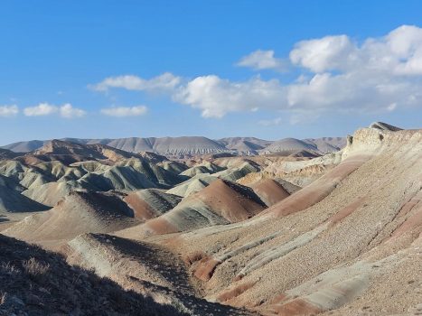 کوههای رنگین در ۶۰ کیلومتری میانه