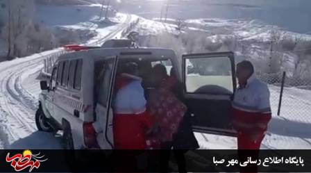 نجات مادر باردار محصور در برف در بخش کندوان میانه