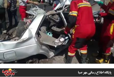 برخورد سواری پژو با کامیون با ۴ فوتی در میانه