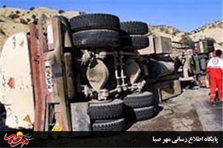 واژگونی تریلی حامل خودروهای صفر کیلومتر در محور میانه