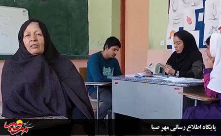 مادری که عمرش را پای معلم شدن دختر ناشنوایش گذاشته است