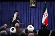 رهبر انقلاب: ملت با جهت‌گیری‌های گوناگون سیاسی و وزن متفاوت مذهبی پای ایران ایستاد