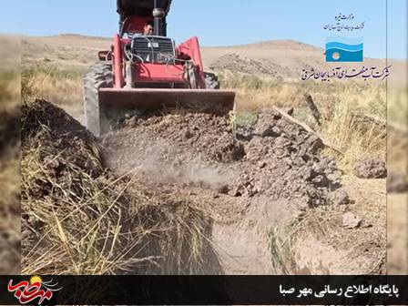 انسداد یک حلقه چاه غیرمجاز در روستای آوینلیق شهرستان میانه با توافق مالک چاه
