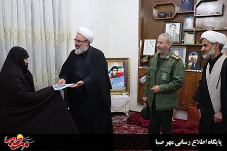 دیدار مسئول دفتر نمایندگی ولی فقیه در سپاه عاشورا با مادر شهید طلبه احد کیانی در شهرستان میانه
