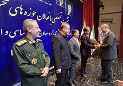 تجلیل از مدیرعامل شرکت فولاد آذربایجان و مجتمع فولاد میانه در نشست تخصصی فعالان حوزه صنعت ومعدن