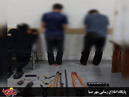 دستگیری سارقان سیم و کابل با لباس نظامی و تجهیزات جعلی پلیس در میانه
